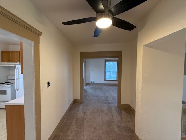 Building Photo - Alfi 1609 Triplex - Everett