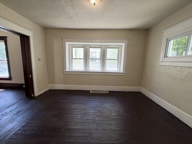 Building Photo - Room to Spread Out! 5-Bedroom Home with Covered Porch & Large Kitchen