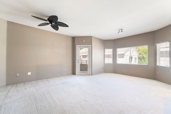 Foto del edificio - Remodeled 2-Bed, 2-Bath Second-Floor Unit ...