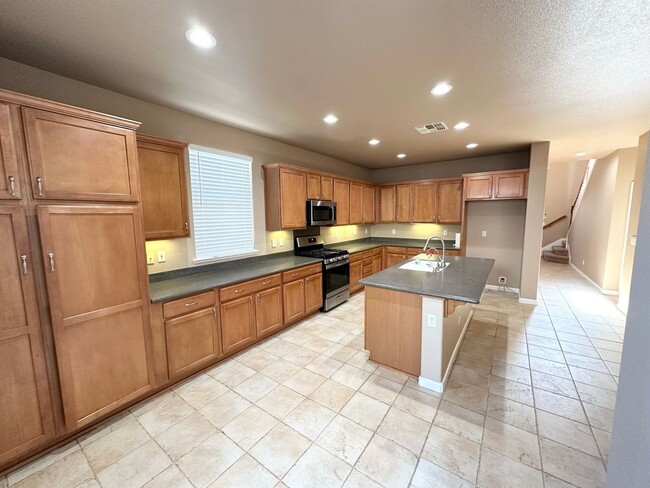 Building Photo - Lathrop 5 bedroom 3 bath with full bedroom...