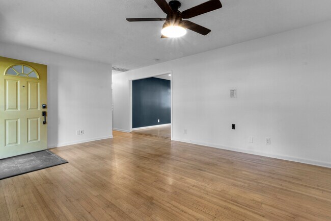 Foto del edificio - 820 Eaglewood Dr