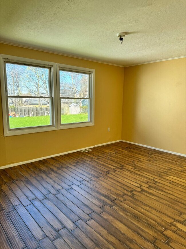 Building Photo - 10517 Shale Ave