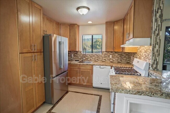 Foto del edificio - 23528 Newhall Ave