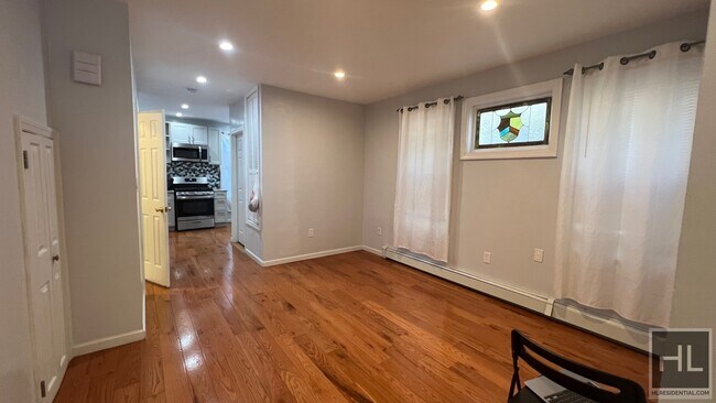 Foto del edificio - NEWLY RENOVATED  2 BEDROOMS 46 STREET/ EAS...