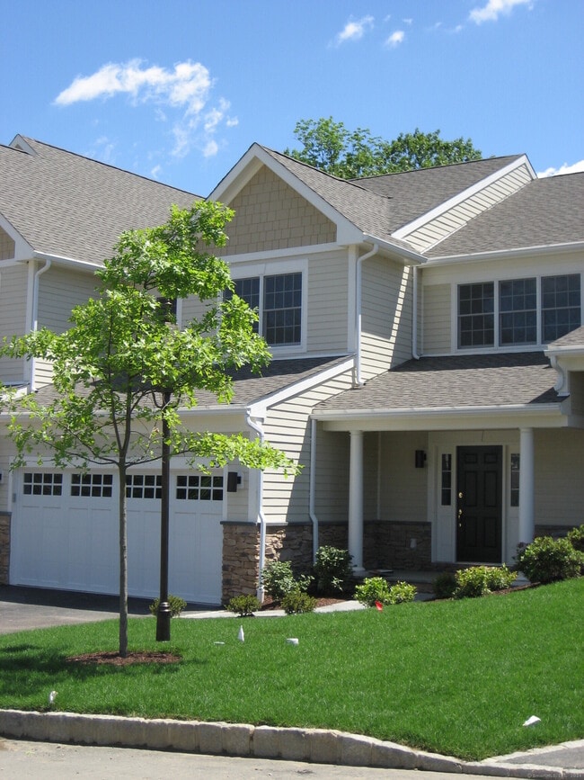 Building Photo - 638 Danbury Rd