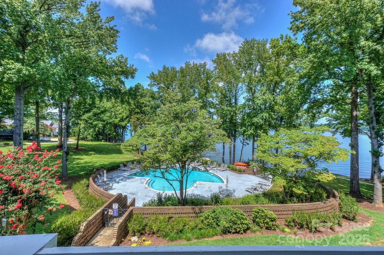 Primary Photo - 320 Northwest Dr