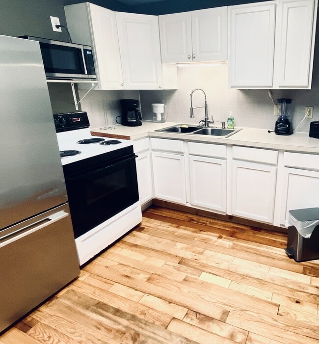 full kitchen - 352 Buckingham St