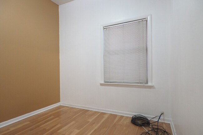 Building Photo - 3919 N Ravenswood Ave