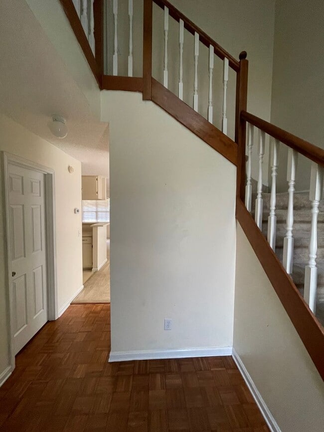 Building Photo - Briarwood Townhomes - End Unit!