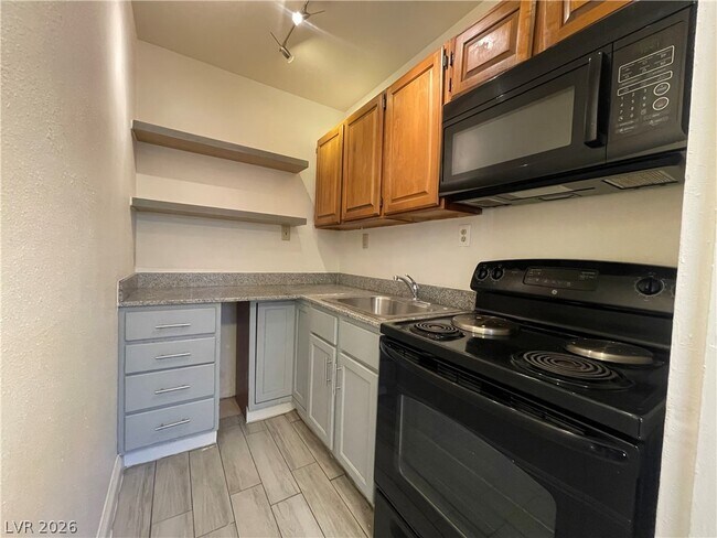 Building Photo - 405 S 15th St