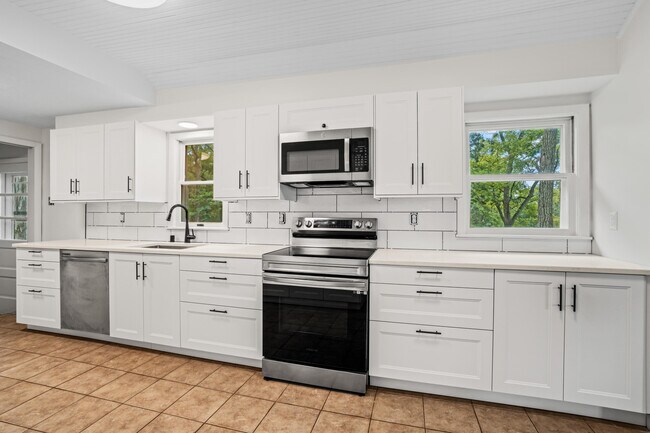 Foto del edificio - W281N3405 Taylors Woods Rd