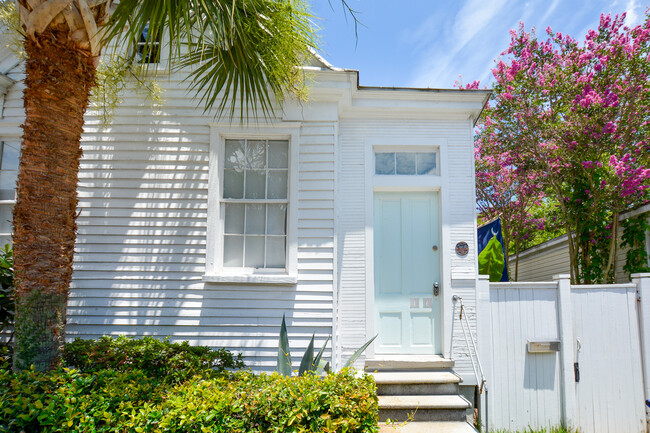 Foto del edificio - Fully Furnished Westside Cottage