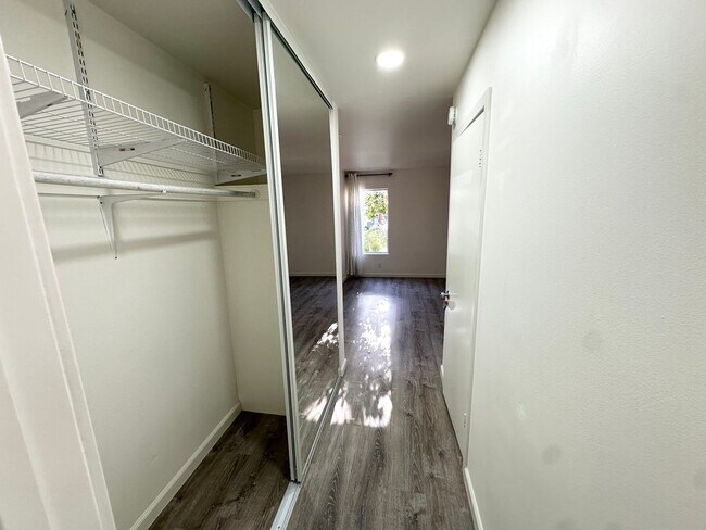 Building Photo - $500 OFF 1ST MONTHS RENT! 1 Bedroom Home i...