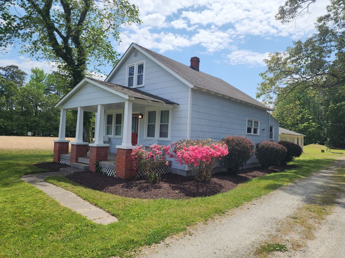 Foto principal - Cute Renovated 2 Bedroom Home with Huge Ga...