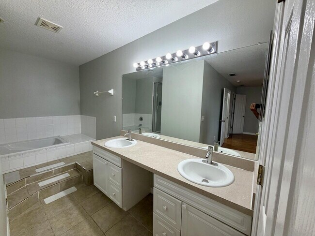 Foto del edificio - Spacious 3-Bedroom Townhome in Davenport