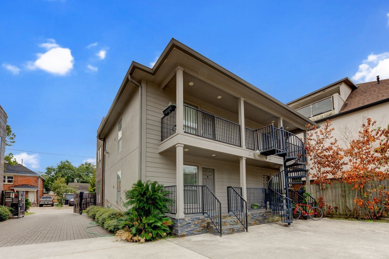 Apartment with sleek finishes in Montrose House Rental in Houston