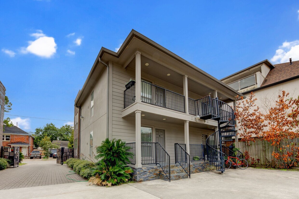Apartment with sleek finishes in Montrose House Rental in Houston