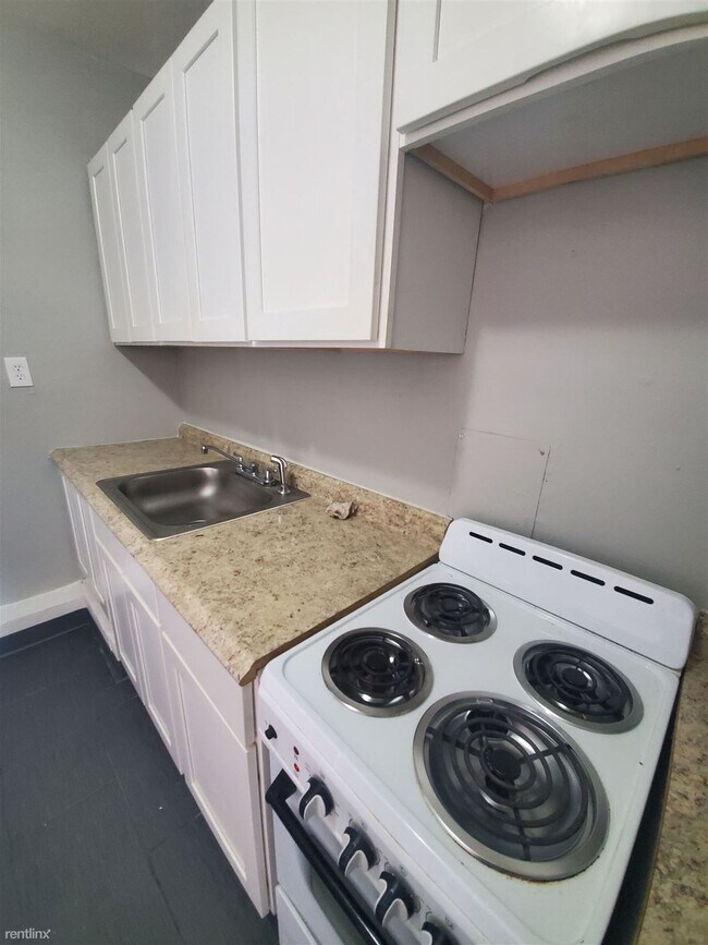 Foto del edificio - 1 br, 1 bath  - 898 Norman St 10B