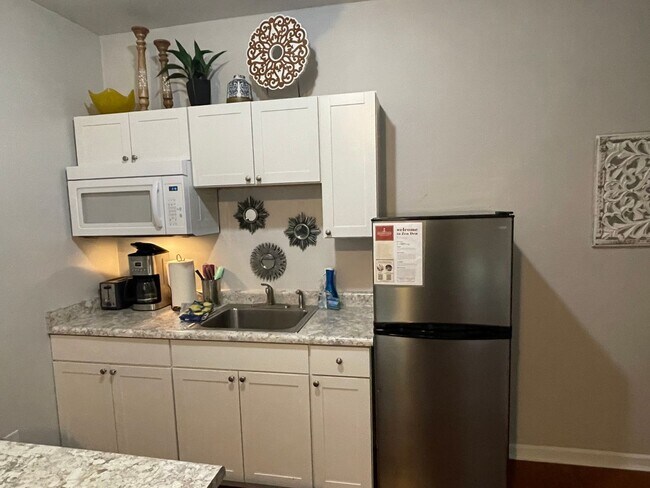 Foto del edificio - Zen Cottage: Spacious downtown suite complete with kitchenette, washer/dryer $300 Utility Fee