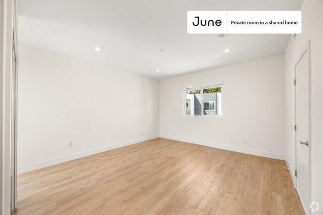 Building Photo - Private bedroom in 4 bed/4 bath Home