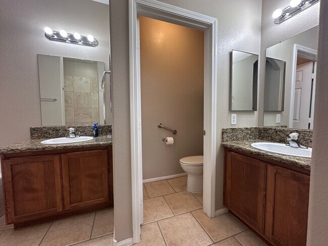 Foto del edificio - Spacious single story home w/3 beds, 2 bath, den, 2 car garage, near everything.
