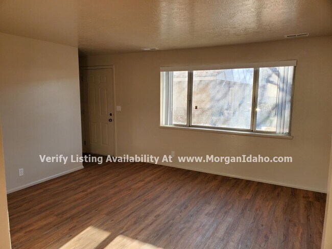 Building Photo - 1-car garage, private patio, premium floor...