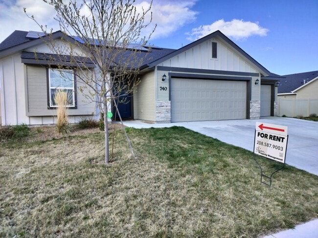 Building Photo - 740 SW Raelynn St