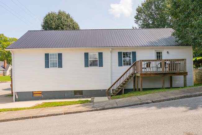 Building Photo - 302 Jackson Ave