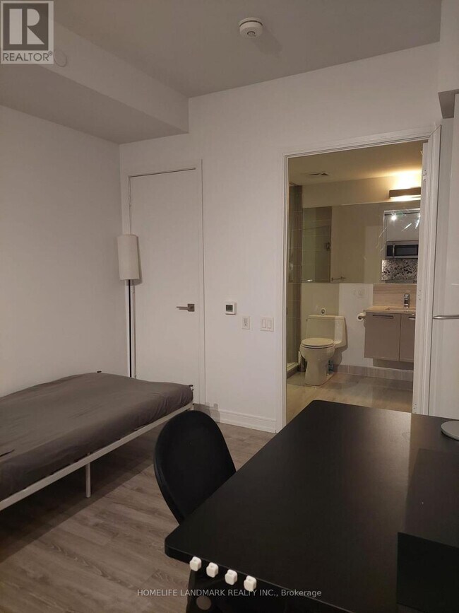 Photo du bâtiment - 28 Wellesley St E