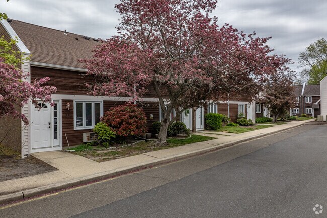 Building Photo - Hickory Leas Condominium