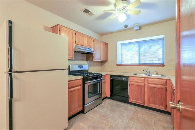 Building Photo - Beautiful home in the Oakwood East Subdivi...