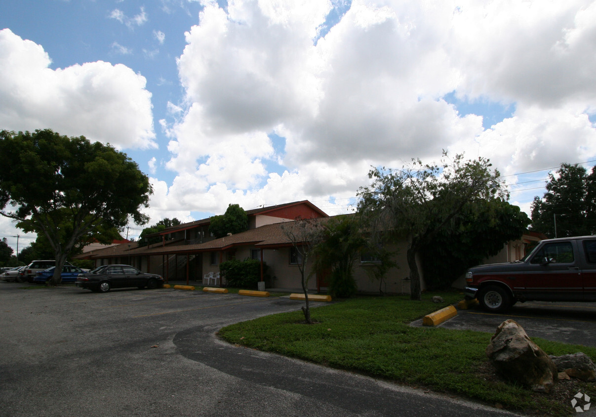 Primary Photo - 1011 N Beneva Rd