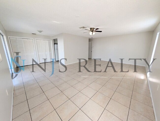 Foto del edificio - Beautifully updated 3/2/2 1500 Sq. Ft. with fenced yard, tile floors, HUGE living room and a corn...