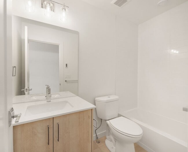 Building Photo - 2bd/1.75ba Seattle Townhome