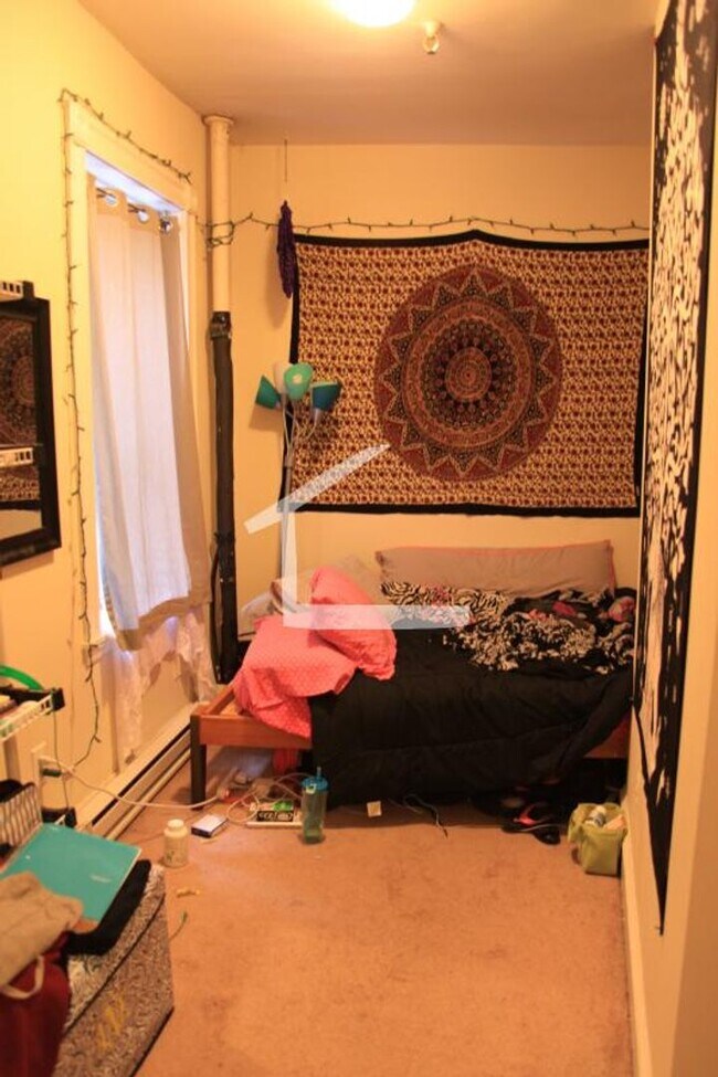 Building Photo - Charming 3 Bedroom-No Broker Fee