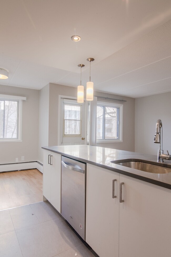 Building Photo - 705 Boulevard Churchill