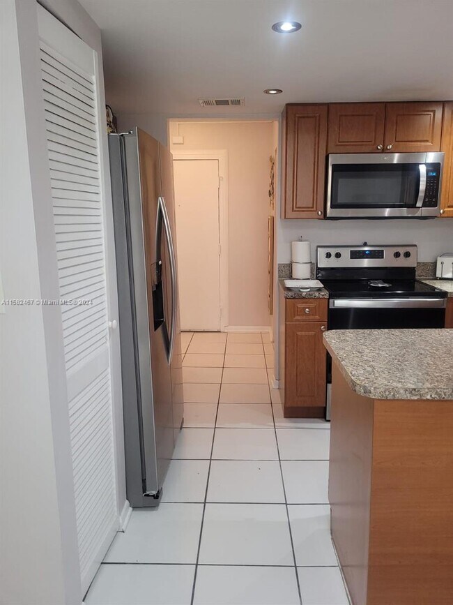 Building Photo - 10651 SW 108th Ave