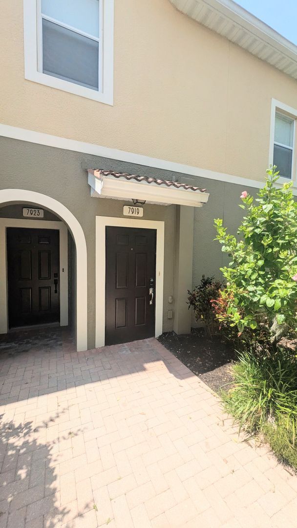 Foto del edificio - Annual UNFURNISHED 3-bed 2-bath condo in Stonehaven