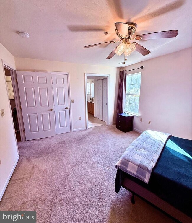 Building Photo - 45521 Westmeath way #E12