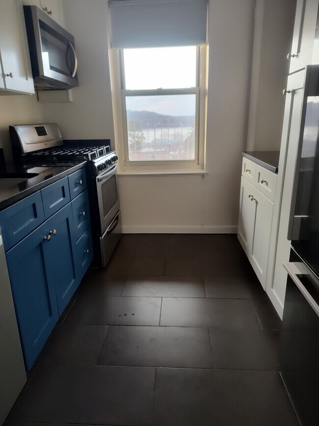 Freshly painted and cleaned kitchen - 565 Broadway