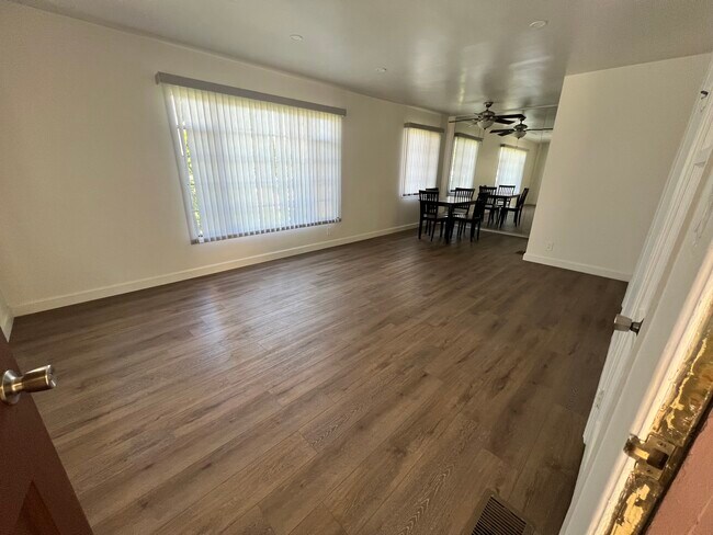 Foto del edificio - 5509 Radford Ave