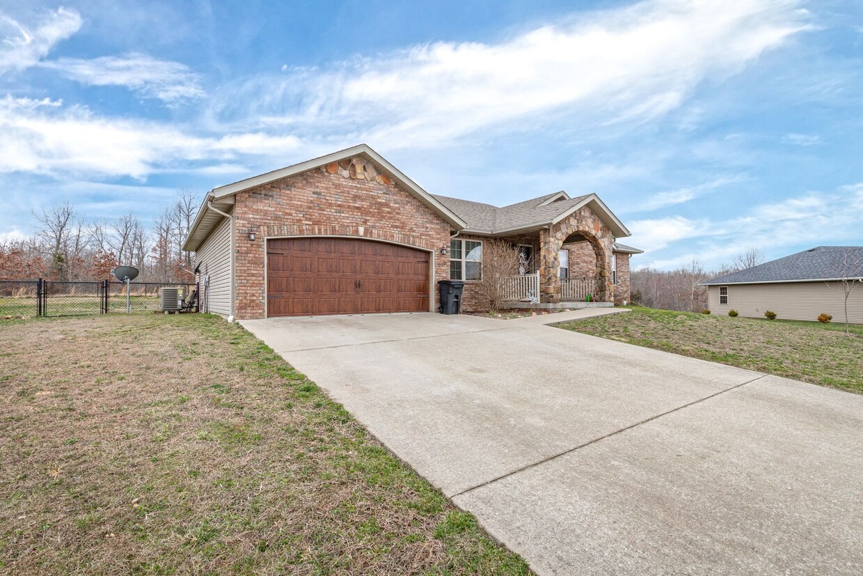 Foto principal - Gorgeous 3 Bedroom Home in Woodridge Estates!