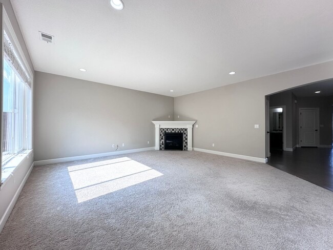 Building Photo - Stunning Modern 5 Bed 3 Bath Home in North...