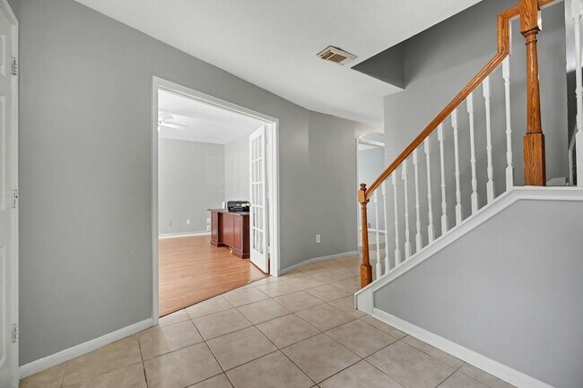 Building Photo - 526 Oak Briar Dr