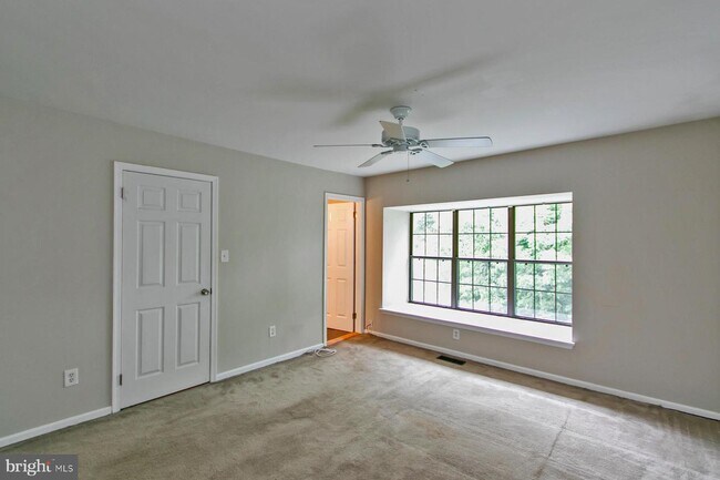 Building Photo - 221 Kings Croft Dr