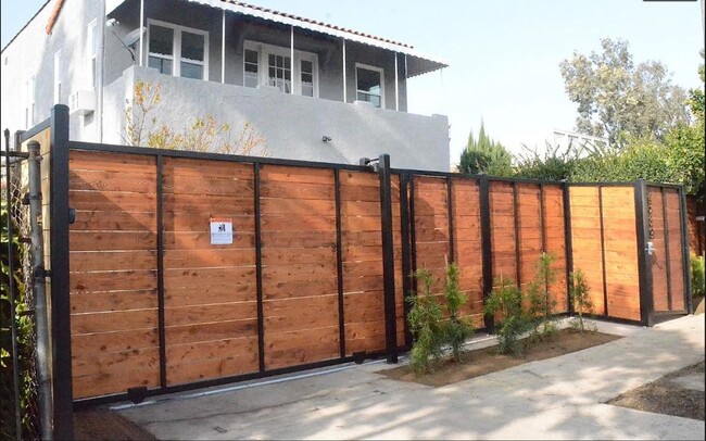 Building Photo - Located in the heart of West Adams, Upper ...