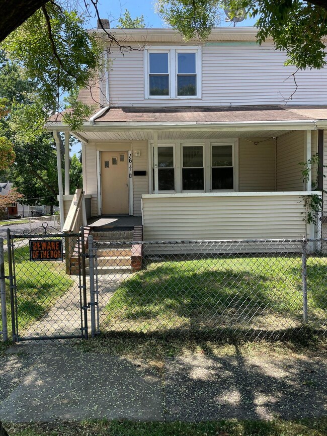 Building Photo - 16 1/2 E Thompson Ave