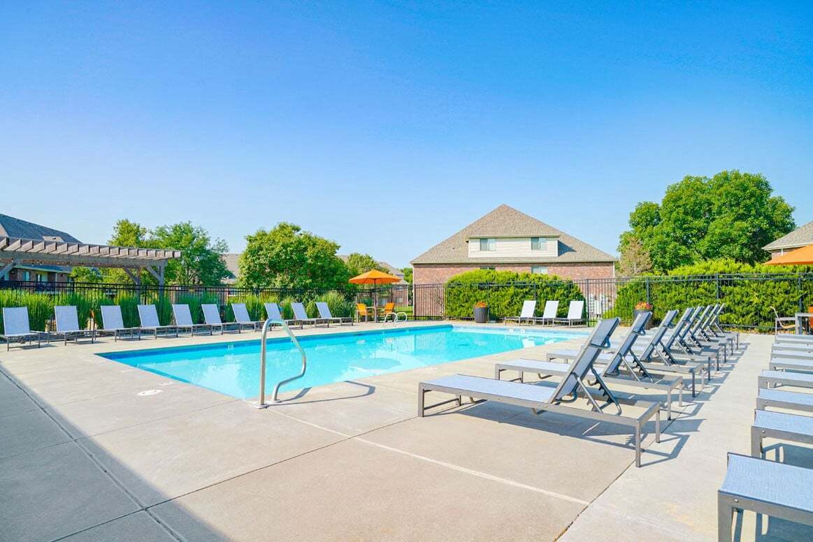 ¡Los días soleados son ideales para divertirse junto a la piscina! Relájese, juegue o descanse en nuestra atractiva área de piscina. - Fountain Glen