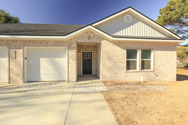 Building Photo - 655 N Genevieve Ave