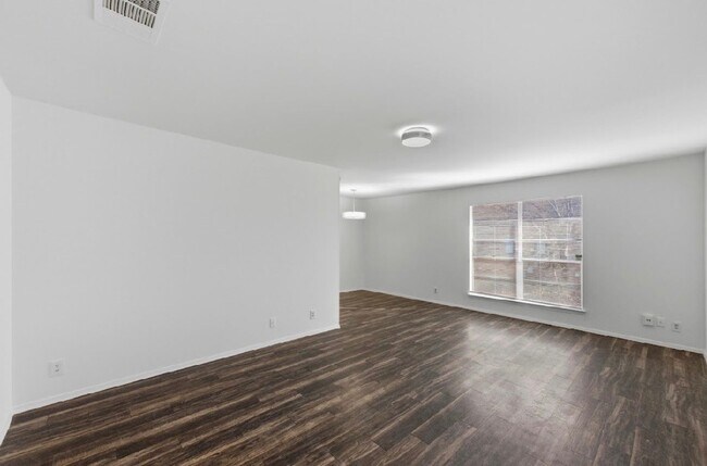 Building Photo - 2/1 Duplex in South Austin!